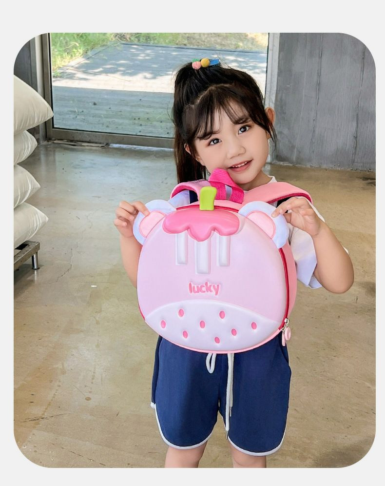 Sac à dos Madora Mini présente un design rigide en forme de fruit avec des oreilles d'ours et l'inscription "lucky"