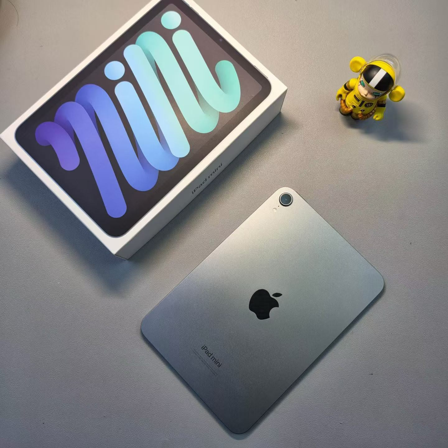 iPad mini 7 de 256 Go, gris, appareil seul, avec boîte - état quasi neuf 99% eSIM d’origine