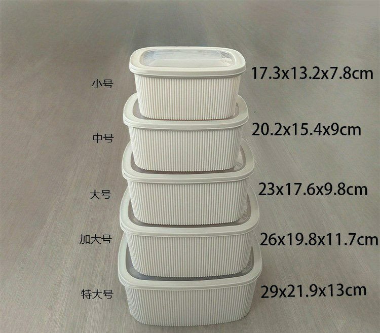 Ensemble de cinq boîtes de conservation empilables en plastique.