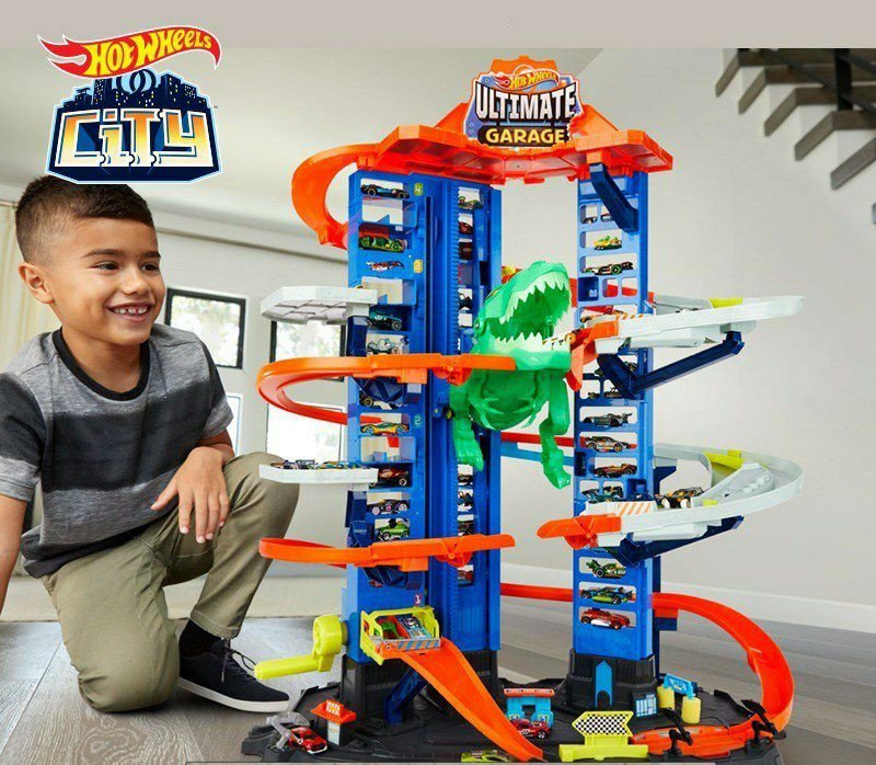 Jeu de pistes Mario Rainbow Road avec effets lumineux et sonores, double compétition, jouet pour enfants est le Méga Garage Hot Wheels City (ou Ultimate Garage avec le T-Rex robot).