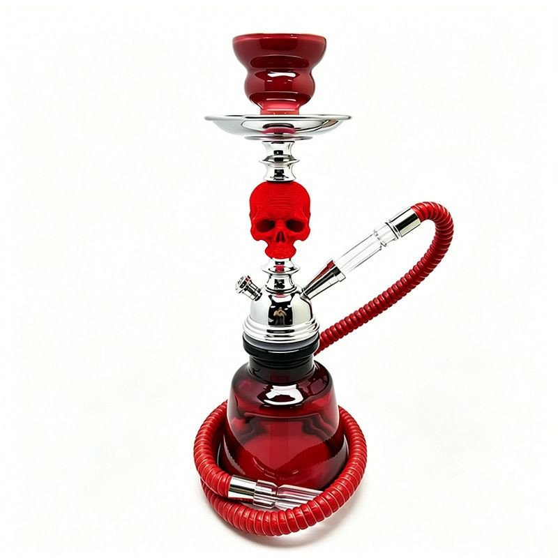 Chicha (ou narguilé) portable d'une hauteur d'environ 30 cm, dotée d'une colonne en métal avec un détail en forme de crâne .