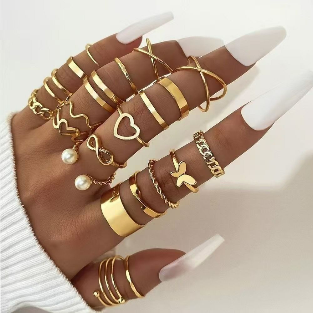 Ensemble de 22 bagues dorées de style bohème vintage comprend des designs variés comme des papillons, des cœurs et des perles.