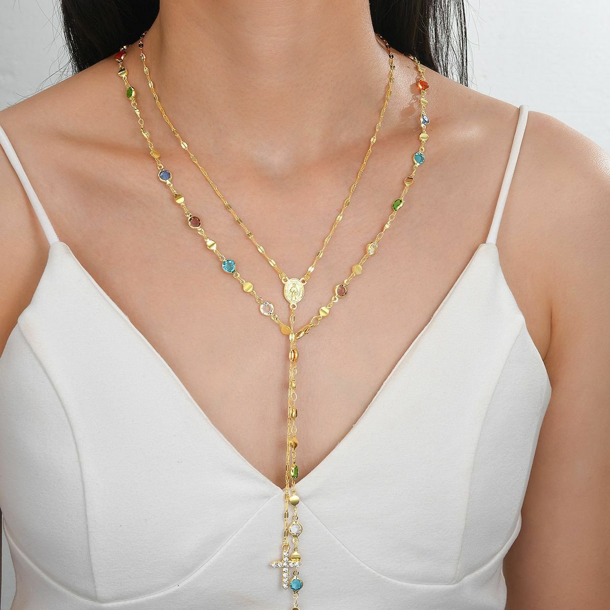 Collier féminin élégant avec fleurs ornées de strass