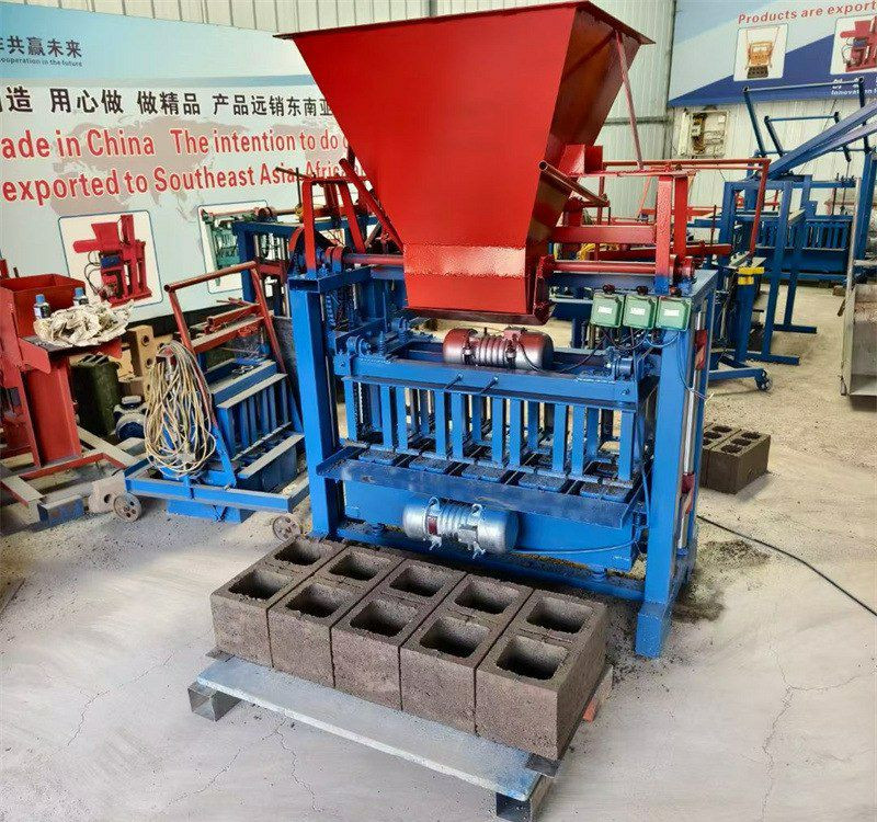 Machine de fabrication de briques et de blocs en ciment semi-automatique.