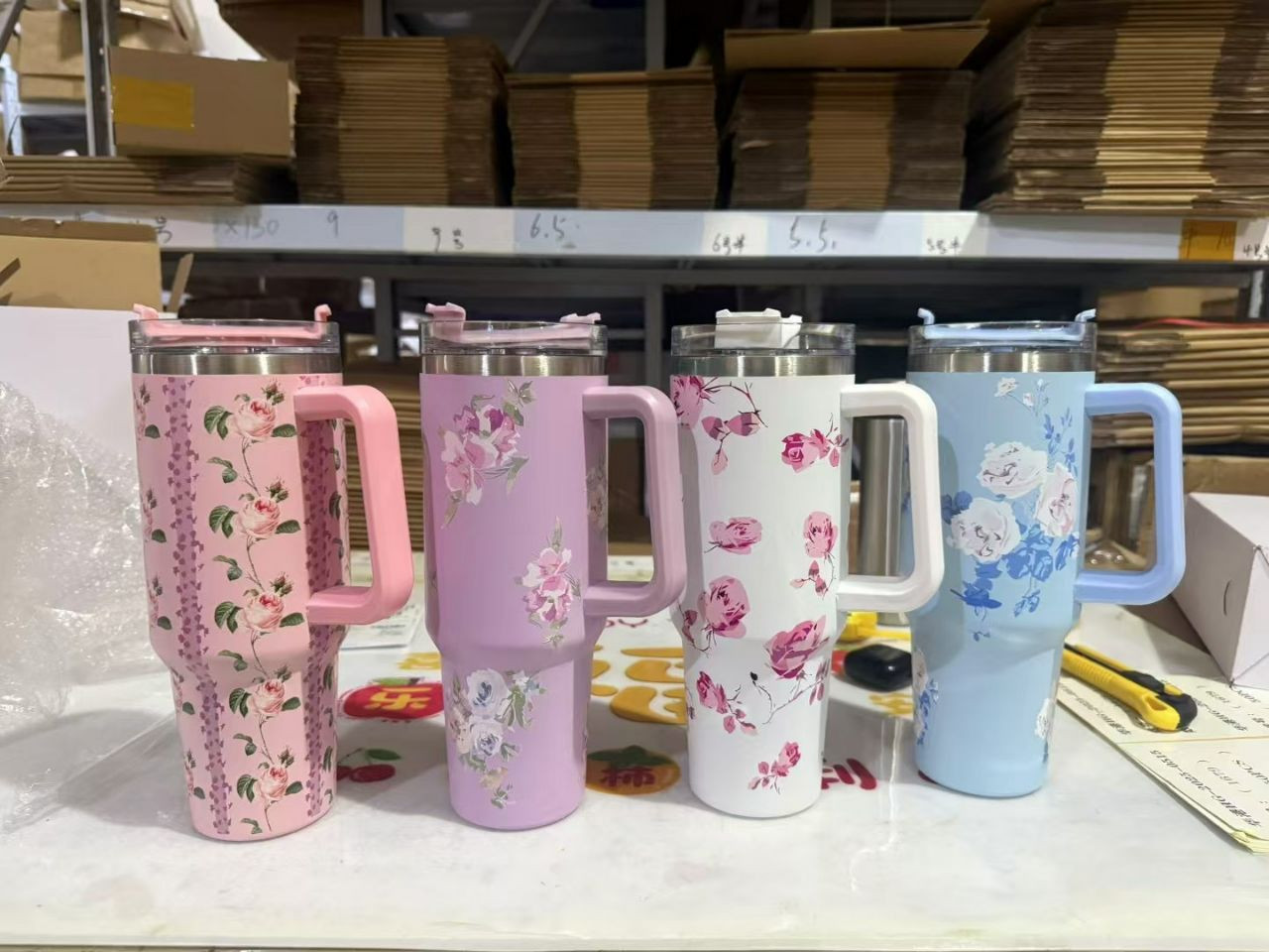 Tasses isolantes de 1,2 litre, affichant des motifs floraux distincts, sont des alternatives génériques aux modèles Stanley populaires,