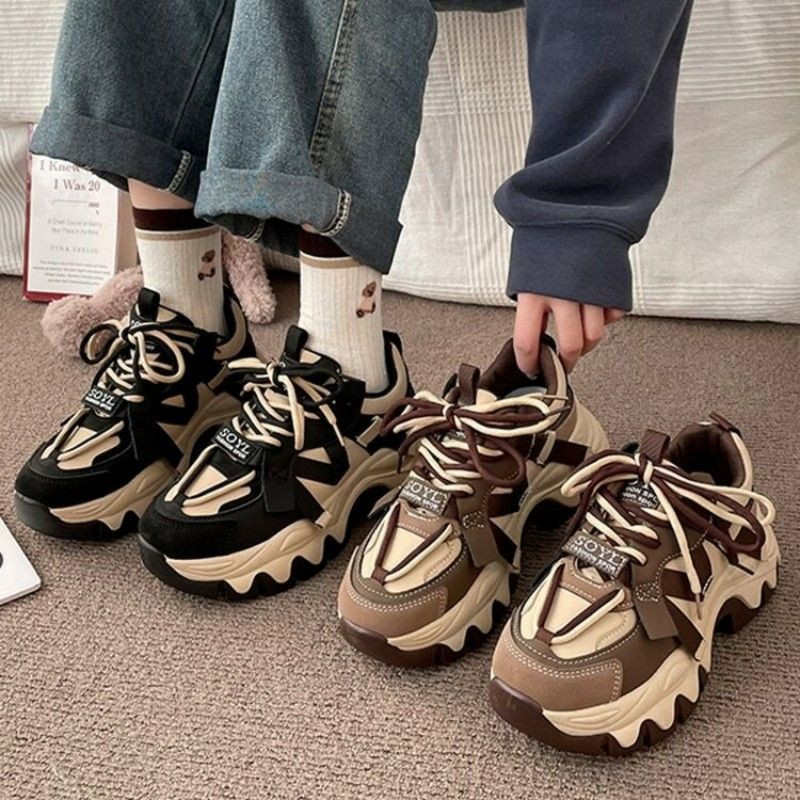 sneakers marron et noir  de style présentent une semelle plateforme épaisse crantée Chaussures  à semelles épaisses super populaires pour femmes, chaussures de sport polyvalentes, nouvelle mode
