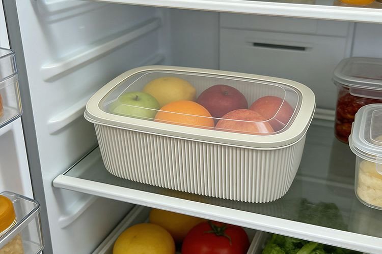 Ensemble de cinq boîtes de conservation empilables en plastique.