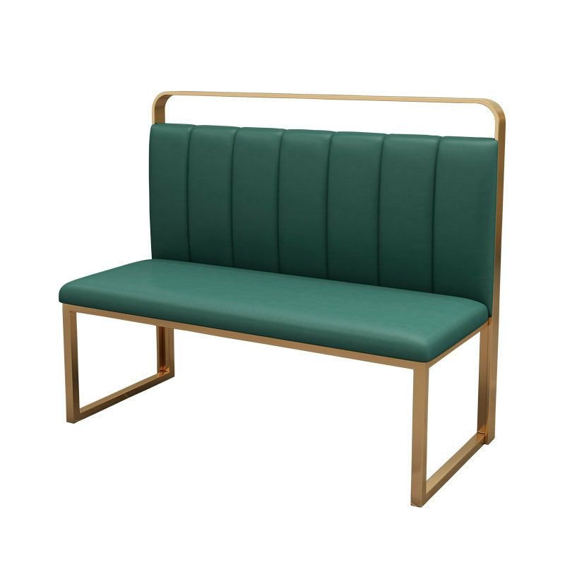 Chaise banquette mobilier de restaurant au design moderne, composé de banquettes capitonnées vertes avec structure métallique dorée